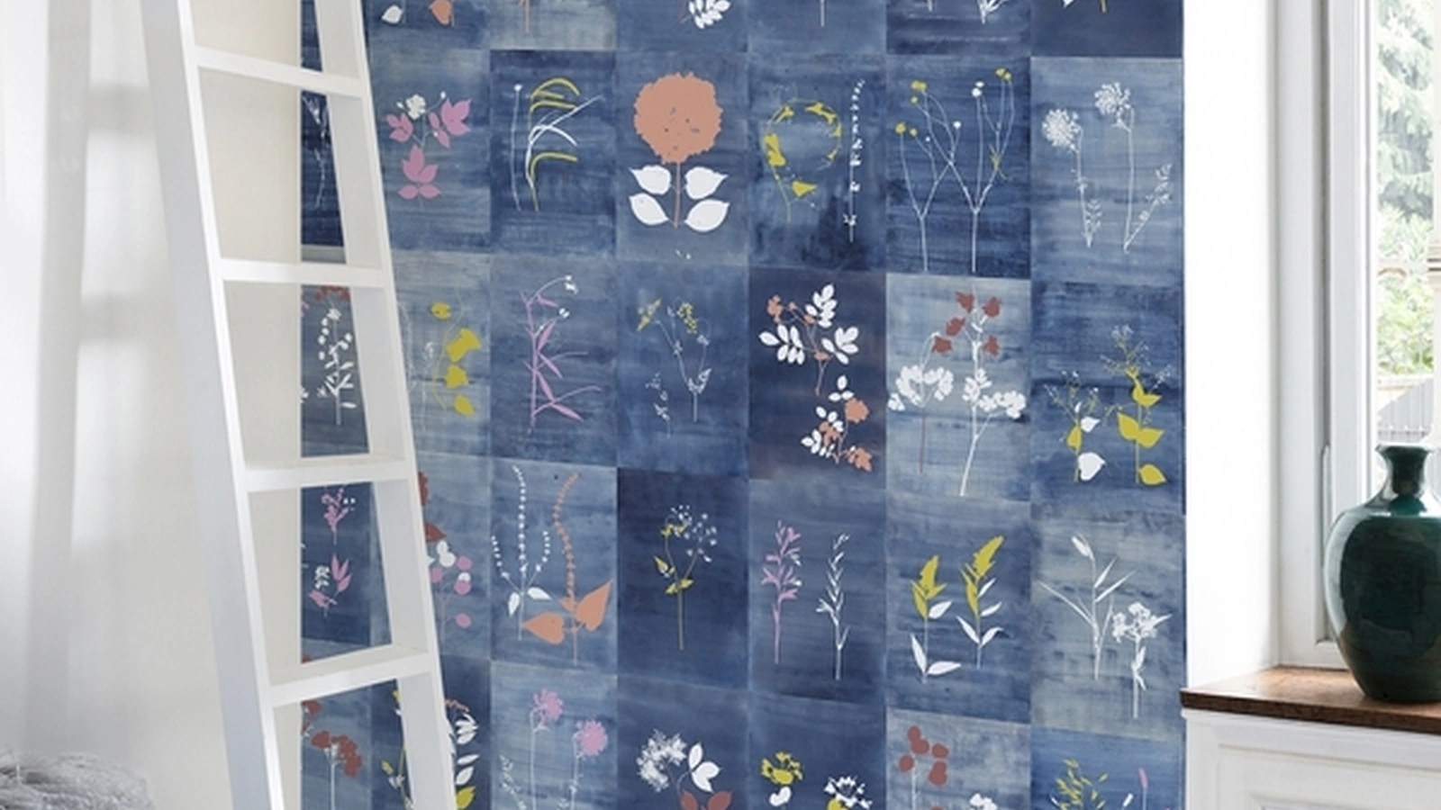 Carta da parati a piastrelle decorate con sfondo blu Cyanopop di Wall&Decò