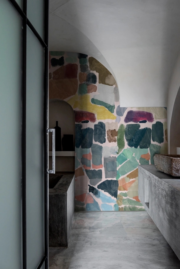 Carta da parati impermeabile da interno Dedalo con grafica geometrica ispirata all'estetica urbana di Wall&Decò