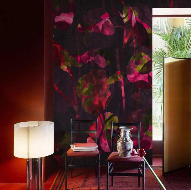 Carta da parati vinilica Passion con fiori rivisitati con una grafica contemporanea di Wall&Decò