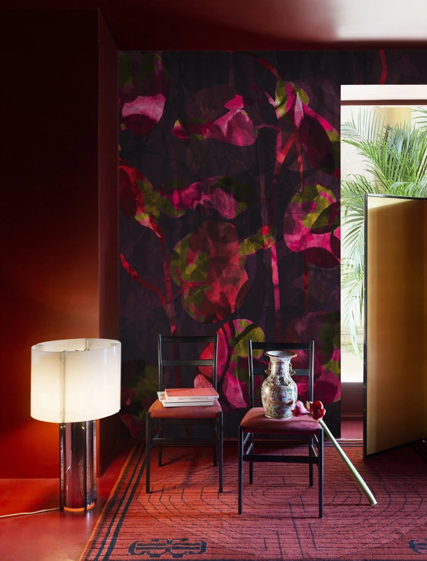 Carta da parati vinilica Passion con fiori rivisitati con una grafica contemporanea di Wall&Decò