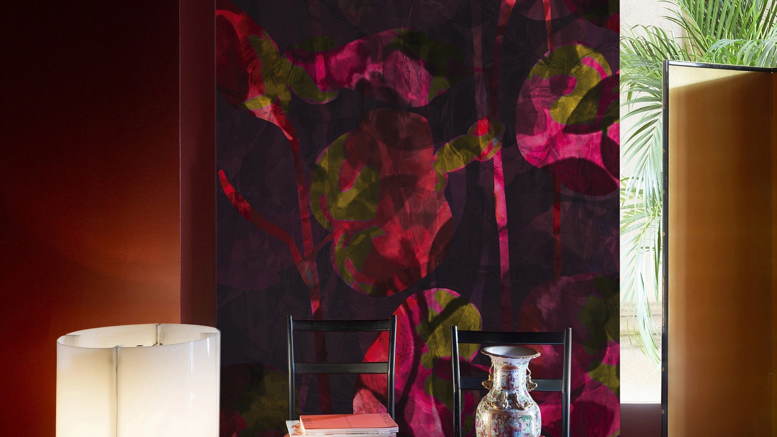 Carta da parati vinilica Passion con fiori rivisitati con una grafica contemporanea di Wall&Decò