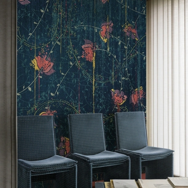 Carta da parati con papaveri su fondo scuro Poppies Mesh di Wall&Decò