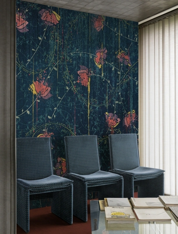 Carta da parati con papaveri su fondo scuro Poppies Mesh di Wall&Decò