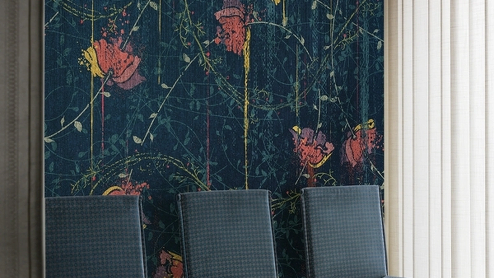 Carta da parati con papaveri su fondo scuro Poppies Mesh di Wall&Decò