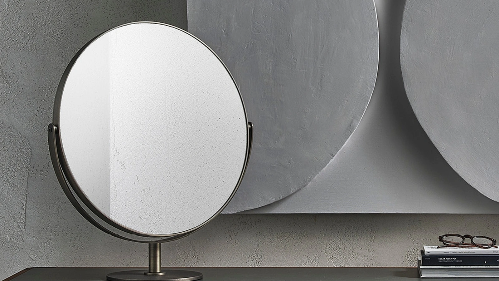 Specchio orientabile con cornice in ottone Afrodite di Porada