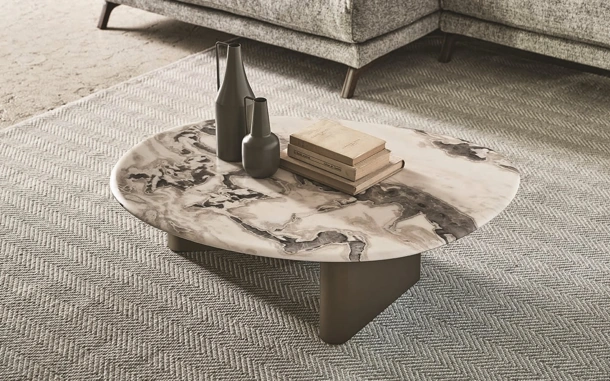 Tavolino in marmo con base in legno laccato Callisto di Porada