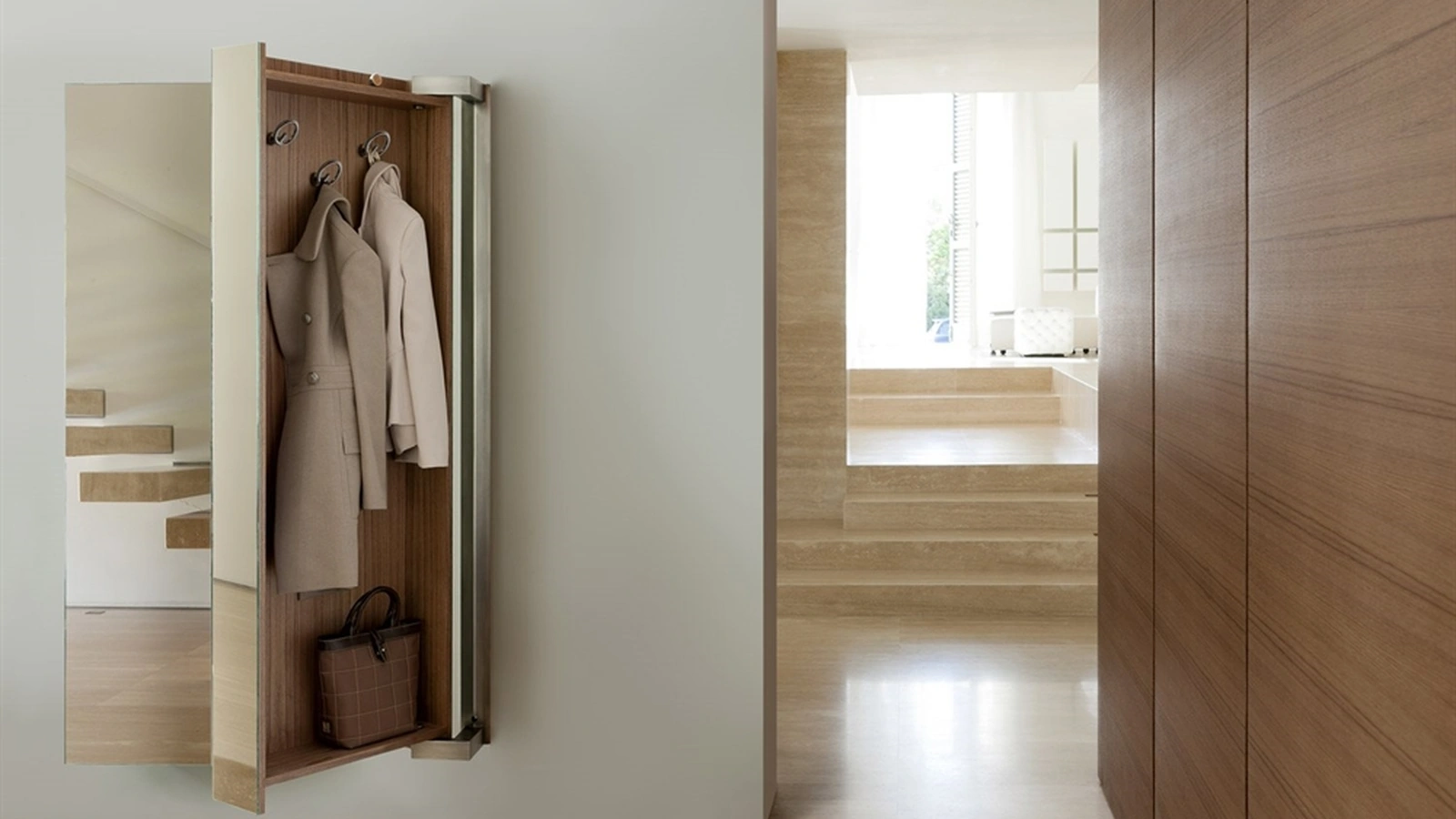 Appendiabiti in legno con specchio frontale Camper di Porada