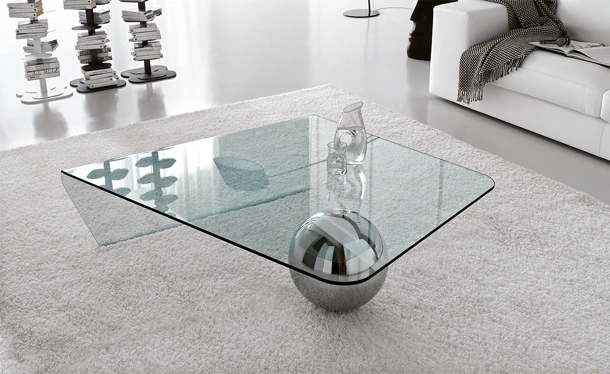 Tavolino in cristallo con sfera in acciaio Globe di Cattelan Italia