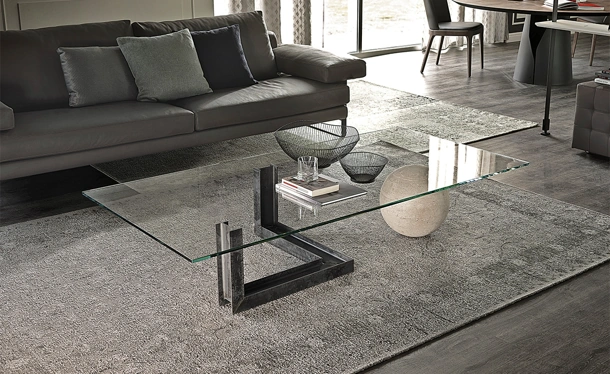 Tavolino in vetro con base in acciaio e sfera in travertino Levante di Cattelan Italia