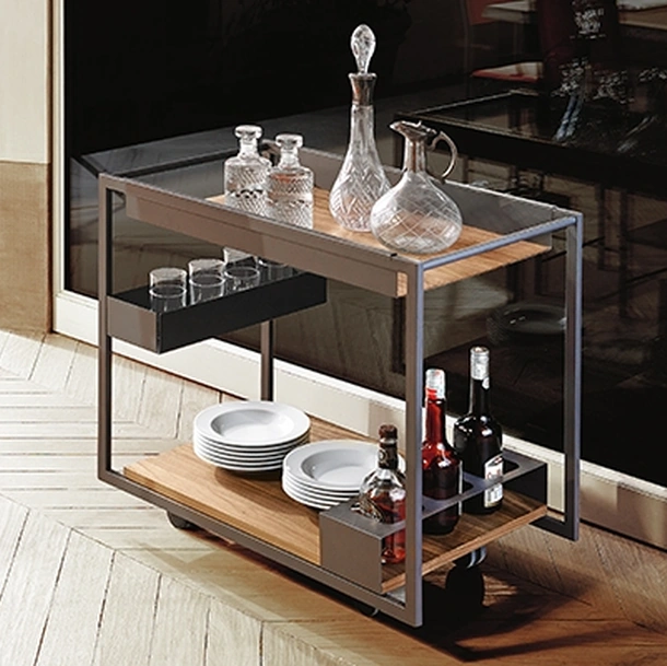 Tavolino su ruote con piani in legno di Noce Mojito Wood di Cattelan Italia