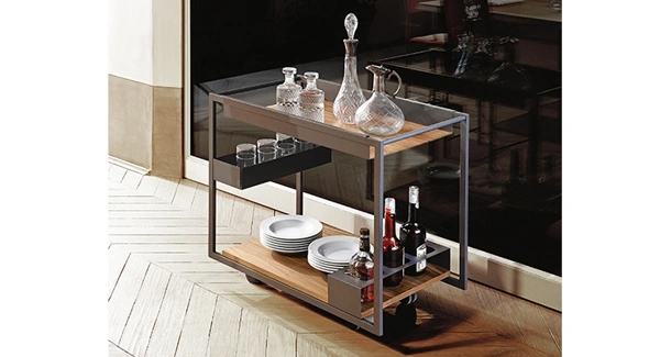 Tavolino su ruote con piani in legno di Noce Mojito Wood di Cattelan Italia
