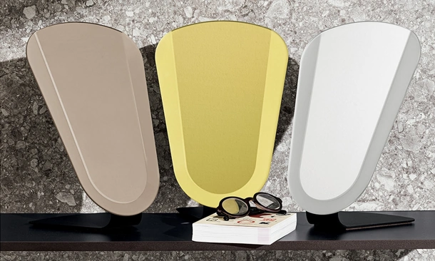 Specchio colorato con bordo acidato e struttura in metallo Clessidra Table di Sovet