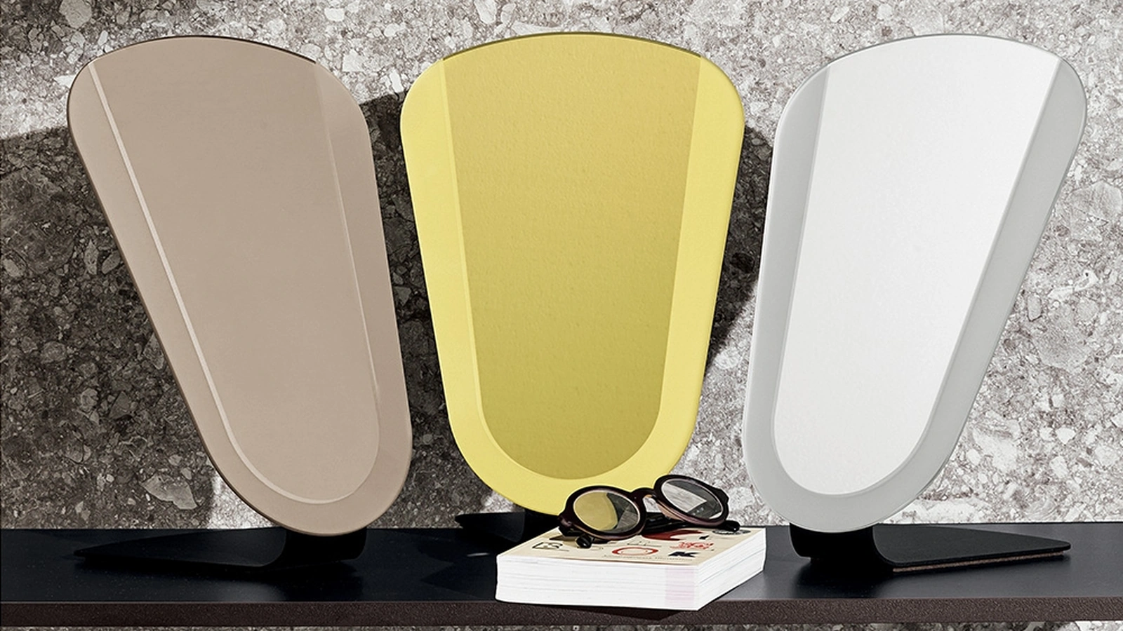 Specchio colorato con bordo acidato e struttura in metallo Clessidra Table di Sovet