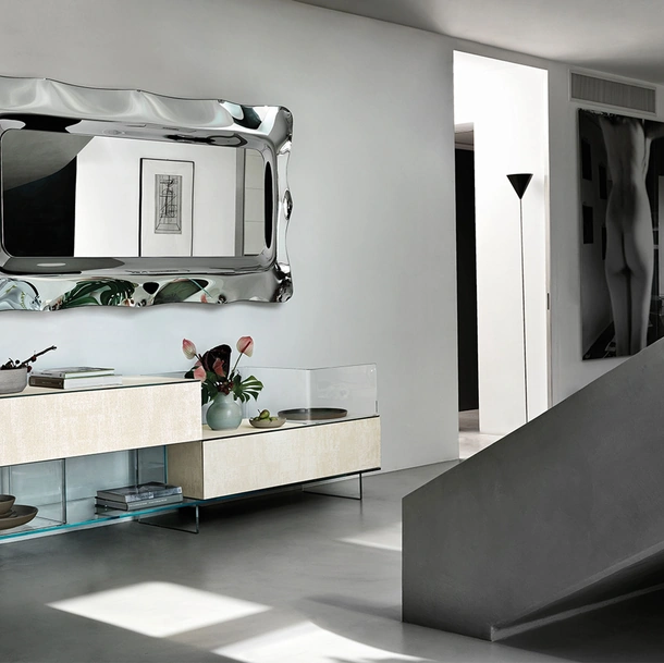 Specchio Dorian con cornice in vetro fuso retroargentato di Fiam