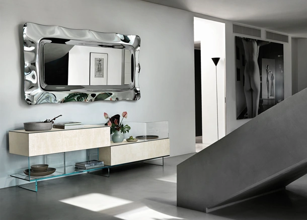 Specchio Dorian con cornice in vetro fuso retroargentato di Fiam