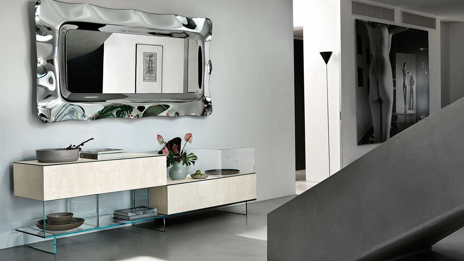 Specchio Dorian con cornice in vetro fuso retroargentato di Fiam