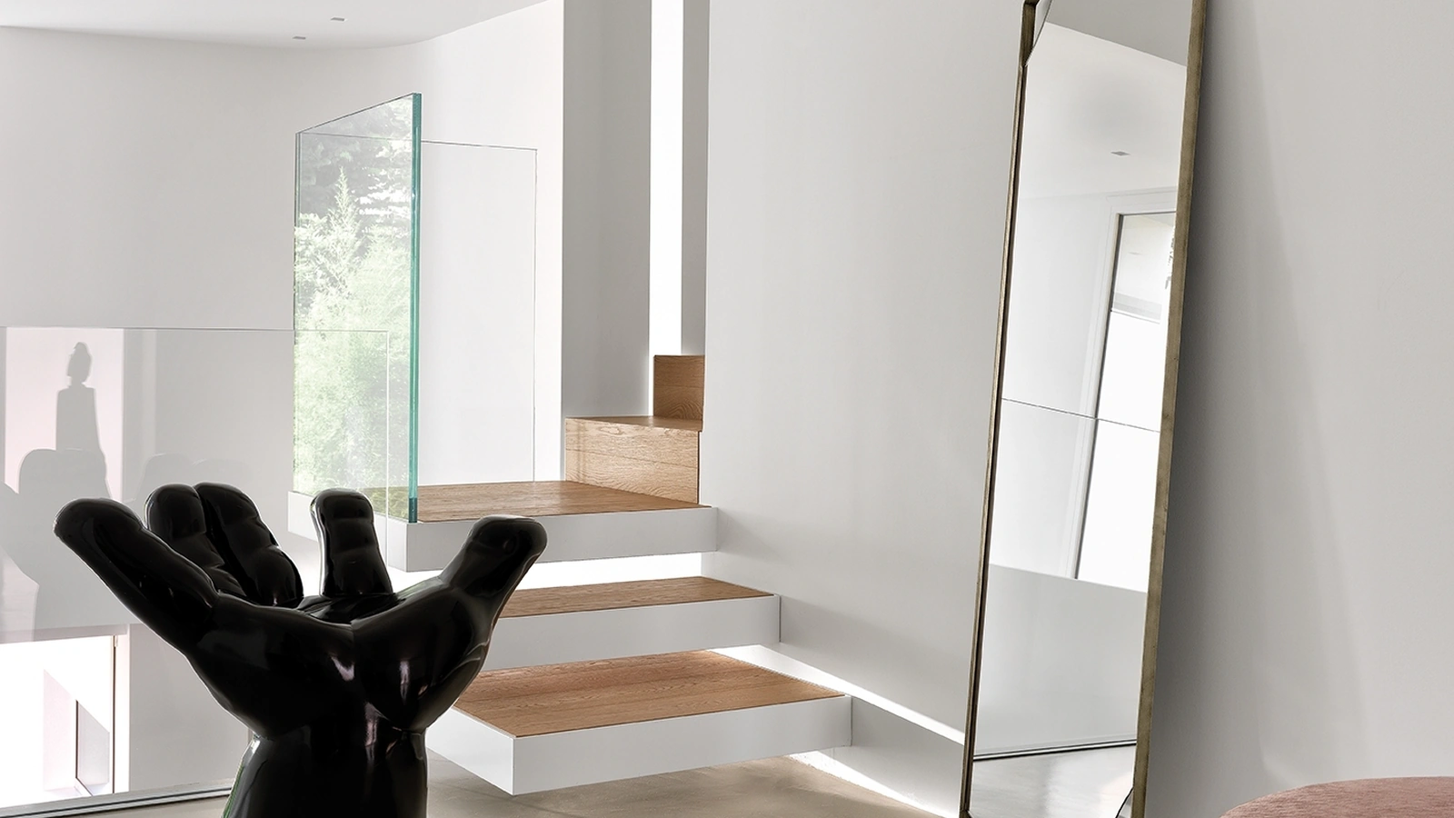 Specchio Pinch da terra con cornice in metallo finitura ottone brunito di Fiam