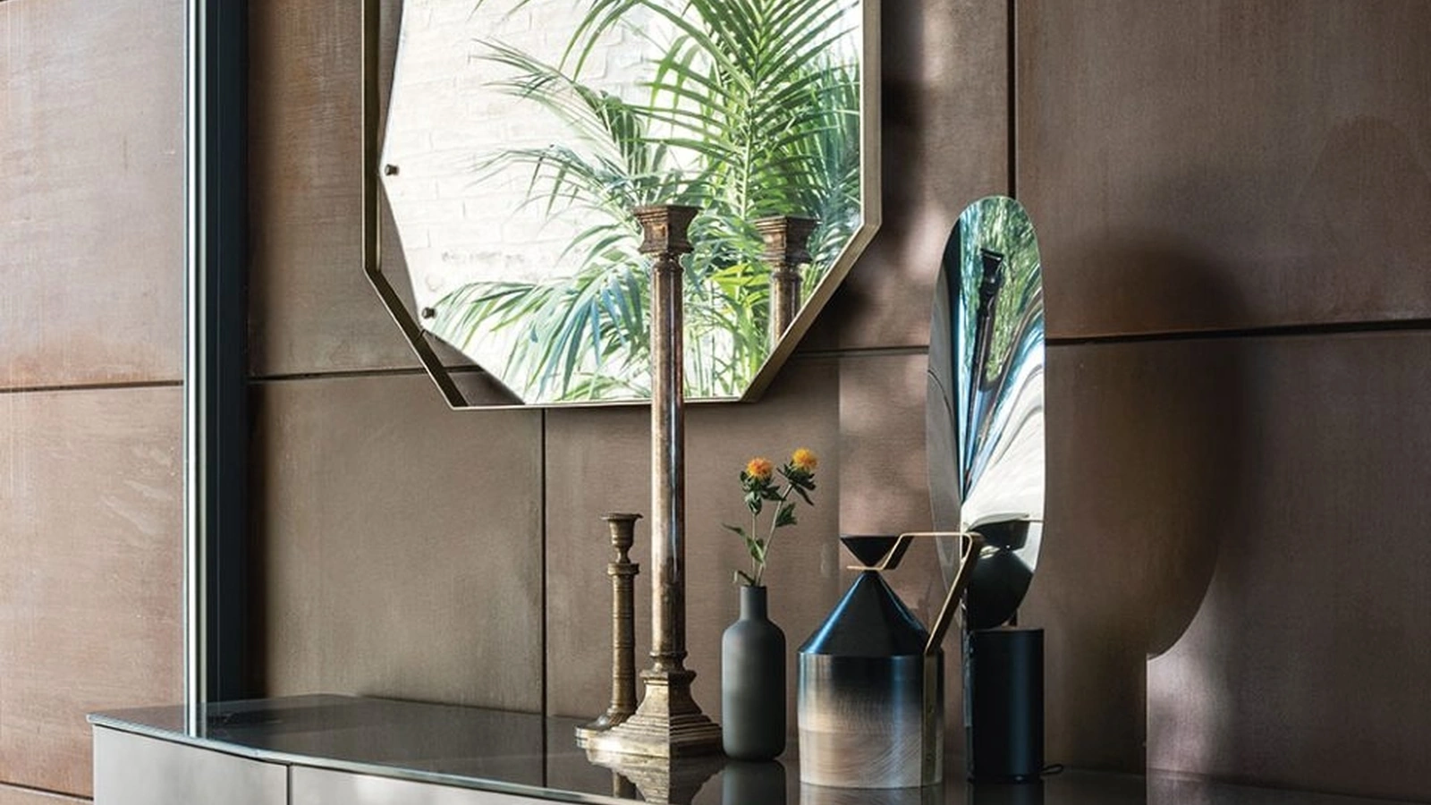 Specchio Pinch da muro con cornice in metallo finitura ottone brunito di Fiam