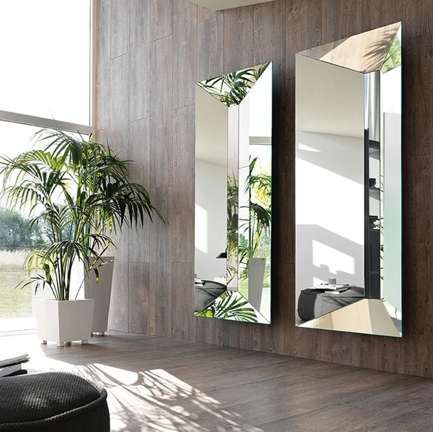 Specchio Reverso con superfici inclinate di Fiam