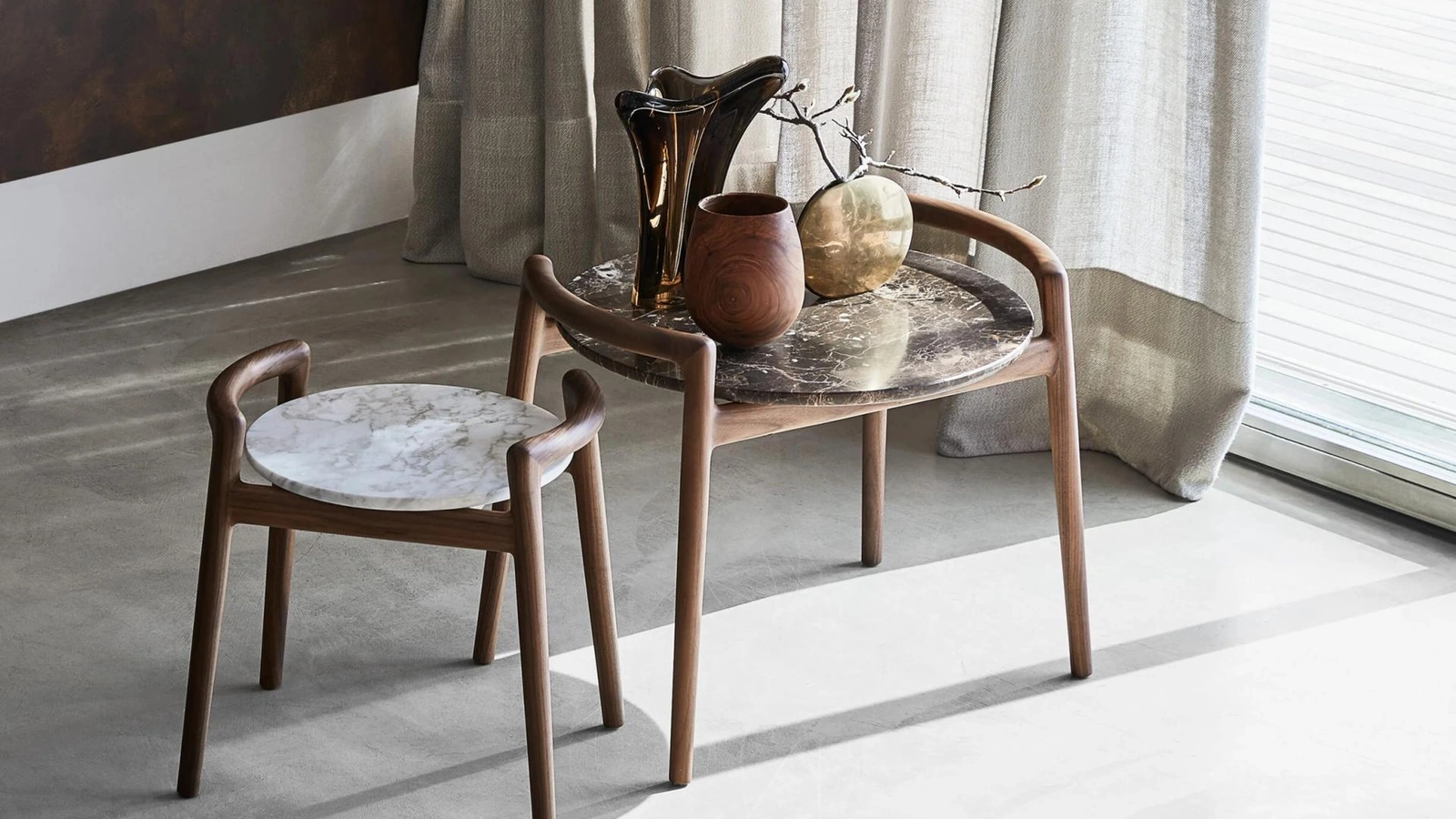 Tavolino Ascanio con top in marmo e struttura in legno massello di Flexform