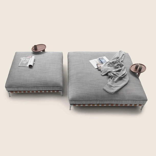 Pouf in tessuto imbottito con base in alluminio Gregory di FlexformPouf in tessuto imbottito con base in alluminio Gregory di Flexform