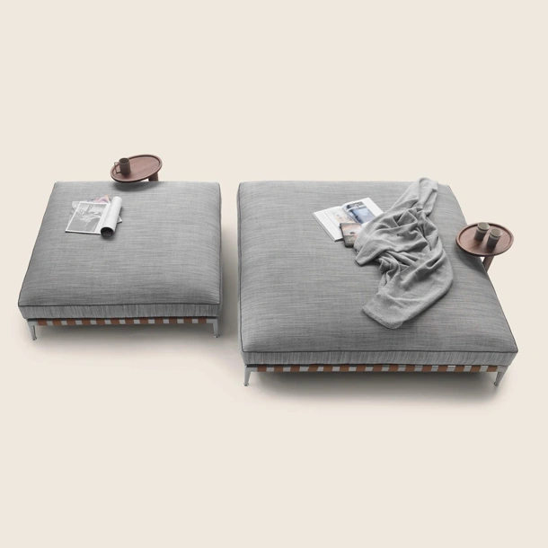 Pouf in tessuto imbottito con base in alluminio Gregory di FlexformPouf in tessuto imbottito con base in alluminio Gregory di Flexform