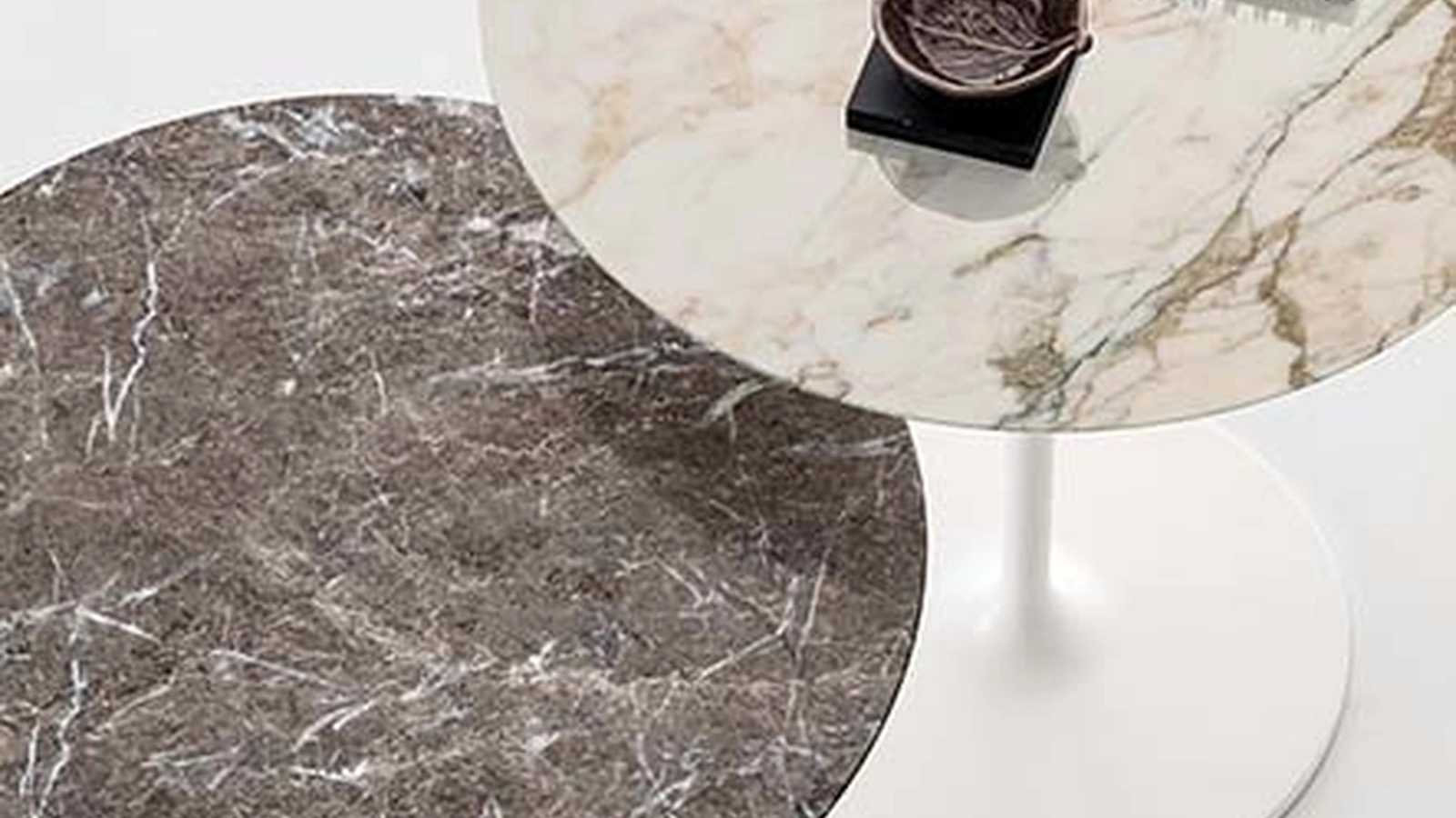 Tavolino rotondo Glow con top in marmo di Alivar