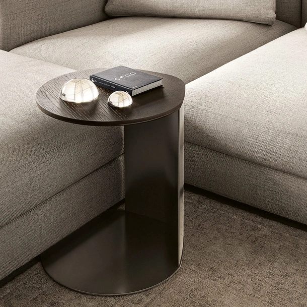 Tavolino asimmetrico con top in legno e base in metallo Gullwing di Lema