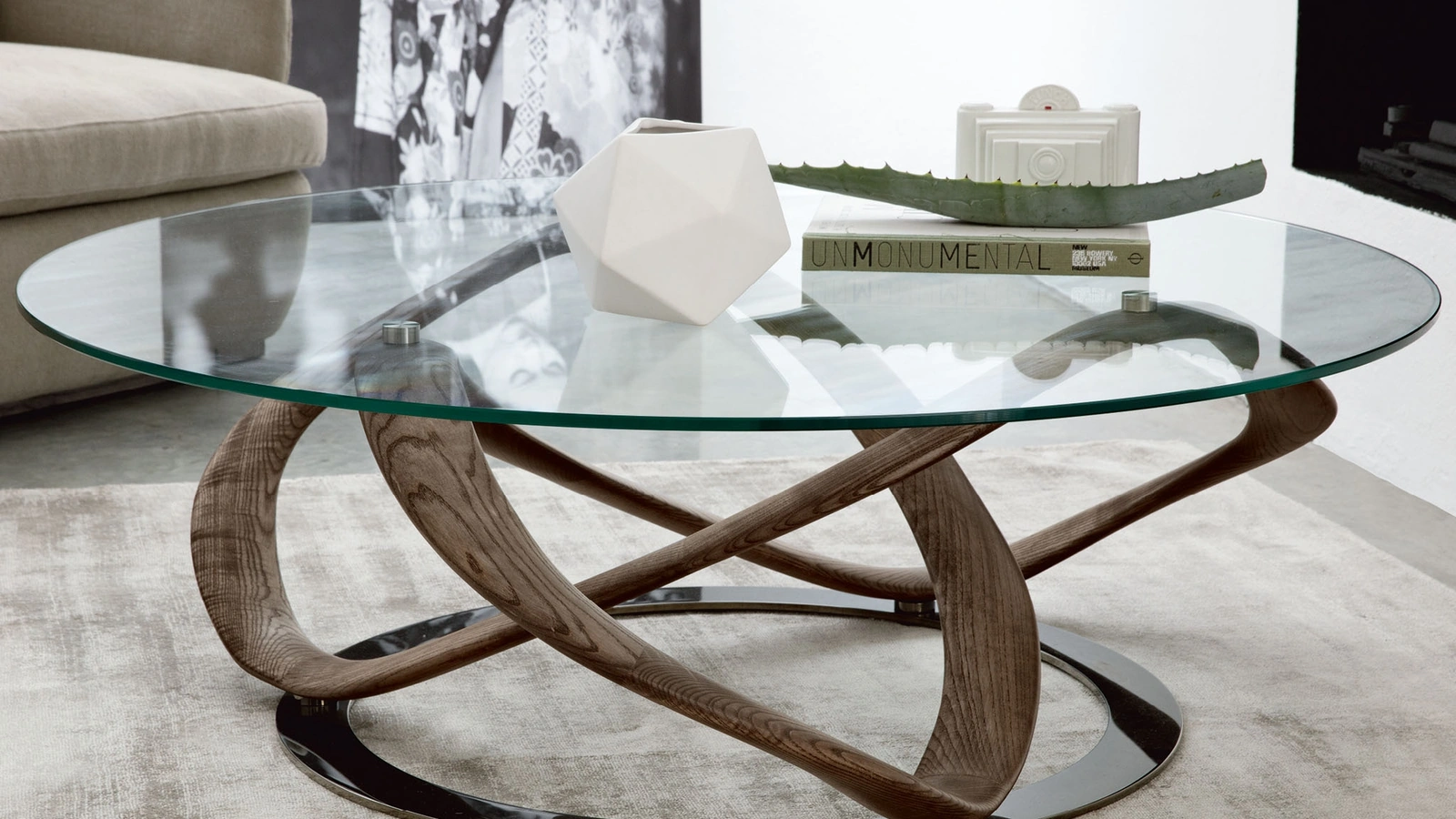 Tavolino in cristallo con base in legno massello Infinity di Porada
