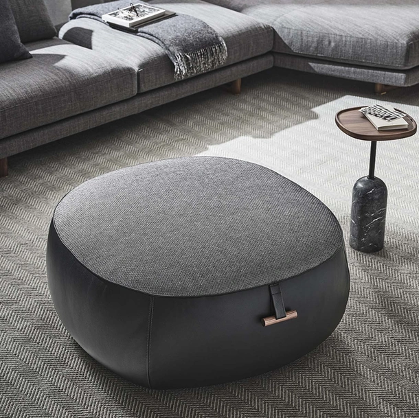 Pouf in pelle e tessuto Lagom di Porada