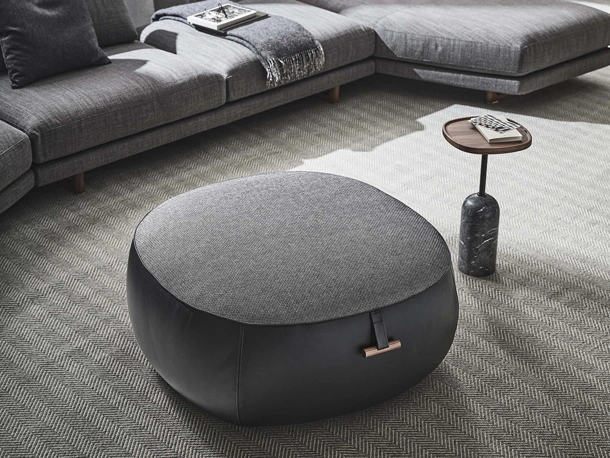 Pouf in pelle e tessuto Lagom di Porada