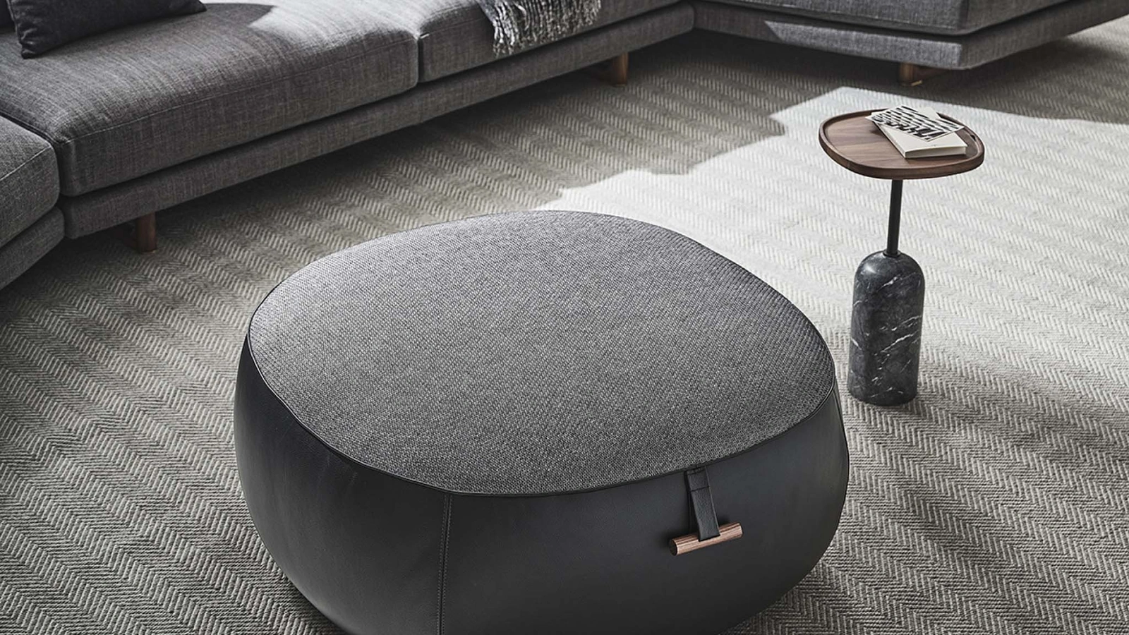 Pouf in pelle e tessuto Lagom di Porada