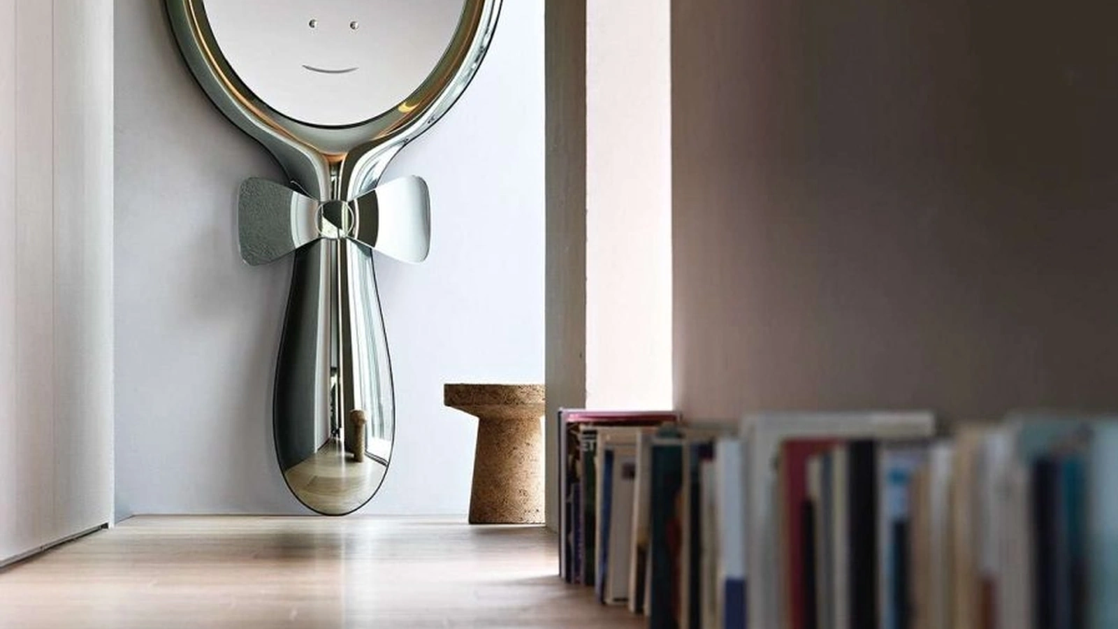 Specchio Lollipop con cornice in vetro fuso retroargentato di Fiam
