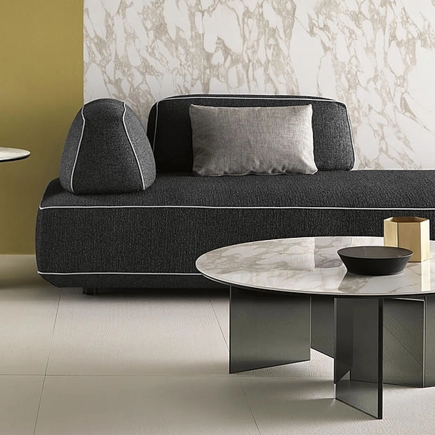 Tavolino in ceramica effetto marmo con basamento in vetro Metropolis di Tonelli