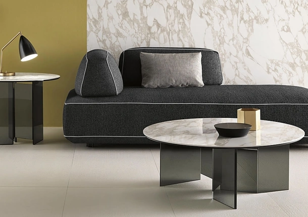 Tavolino in ceramica effetto marmo con basamento in vetro Metropolis di Tonelli