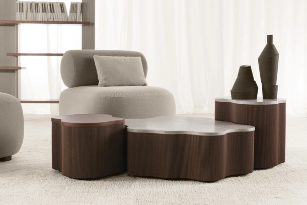 Tavolino Mira con top in marmo o cuoio di Vibieffe