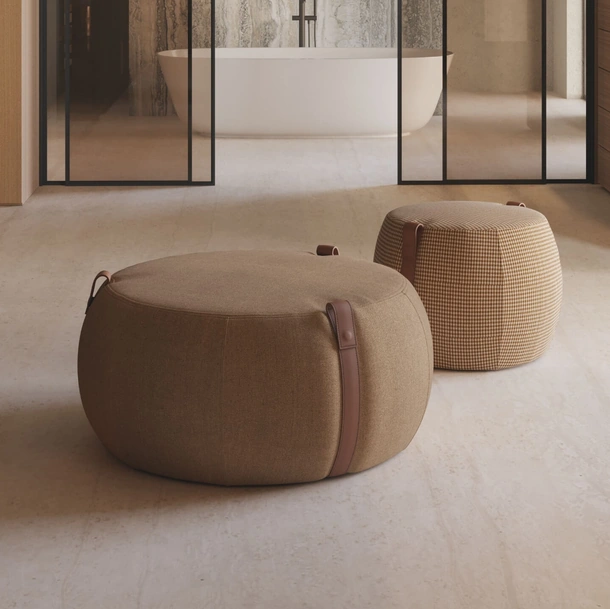 Pouf in tessuto con cinghie in cuoio Notch di Lema