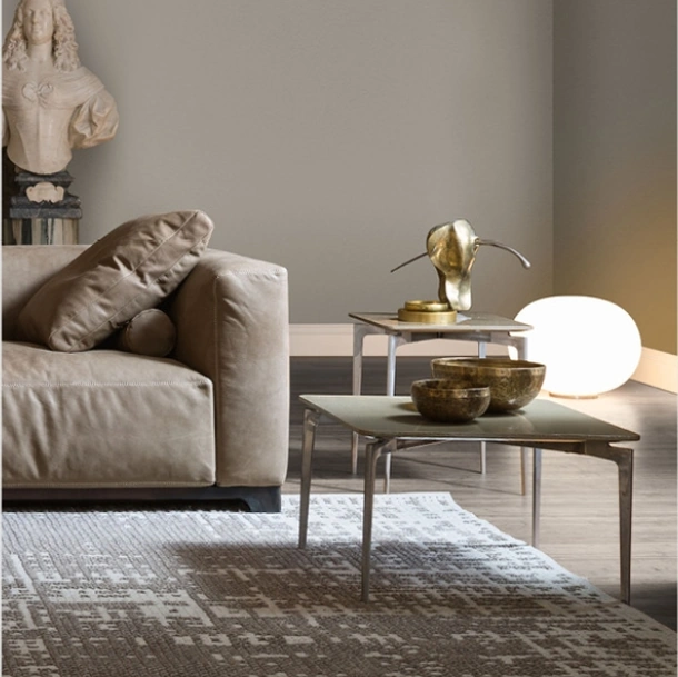 Tavolino quadrato Orion con top in MDF laccato opaco e gambe in fusione di alluminio di Alivar