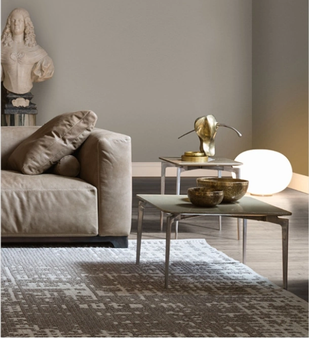 Tavolino quadrato Orion con top in MDF laccato opaco e gambe in fusione di alluminio di Alivar