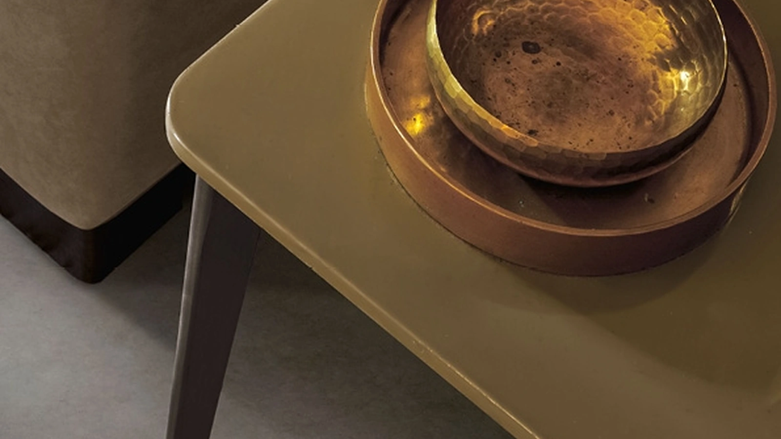 Tavolino Orion con top in MDF laccato opaco e gambe in fusione di alluminio di Alivar