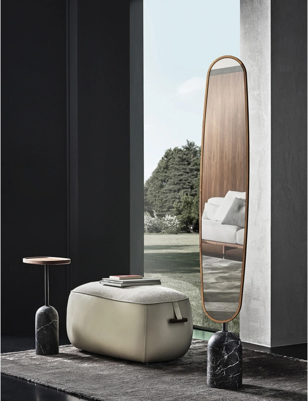 Specchiera Ekero Mirror con cornice in legno e base in marmo di Porada