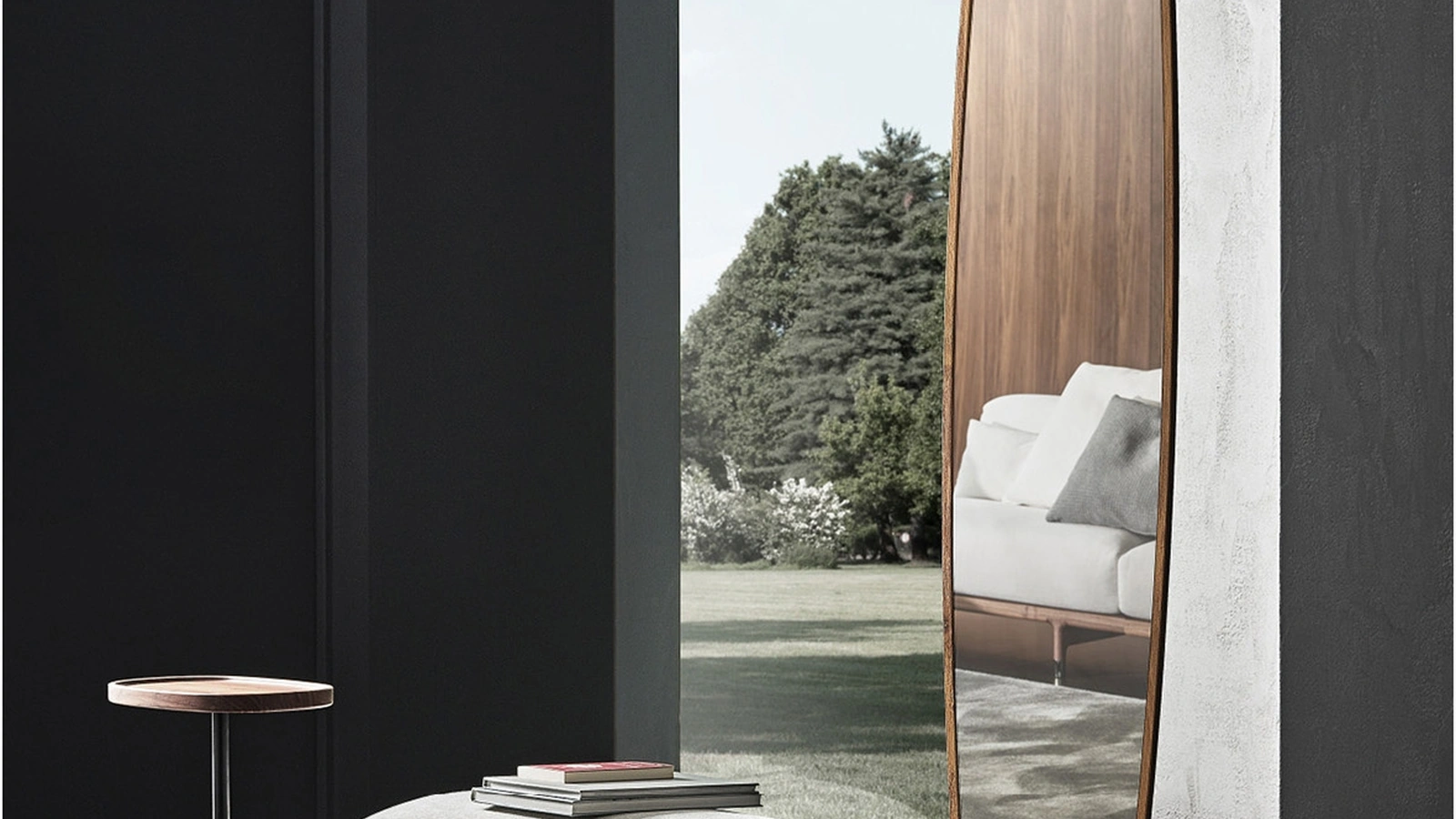 Specchiera Ekero Mirror con cornice in legno e base in marmo di Porada