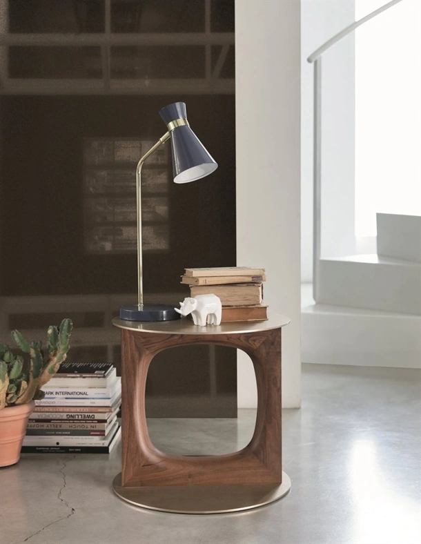 Tavolino di design con supporto centrale in massello di noce canaletta e piano e base in metallo finitura ottone spazzolato Tenco di Porada