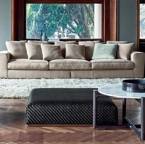Pouf Carmen in cuoio intrecciato con base in metallo di Flexform