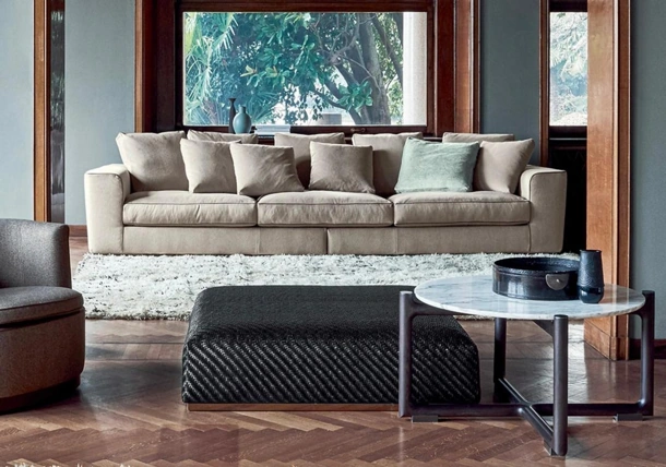 Pouf Carmen in cuoio intrecciato con base in metallo di Flexform