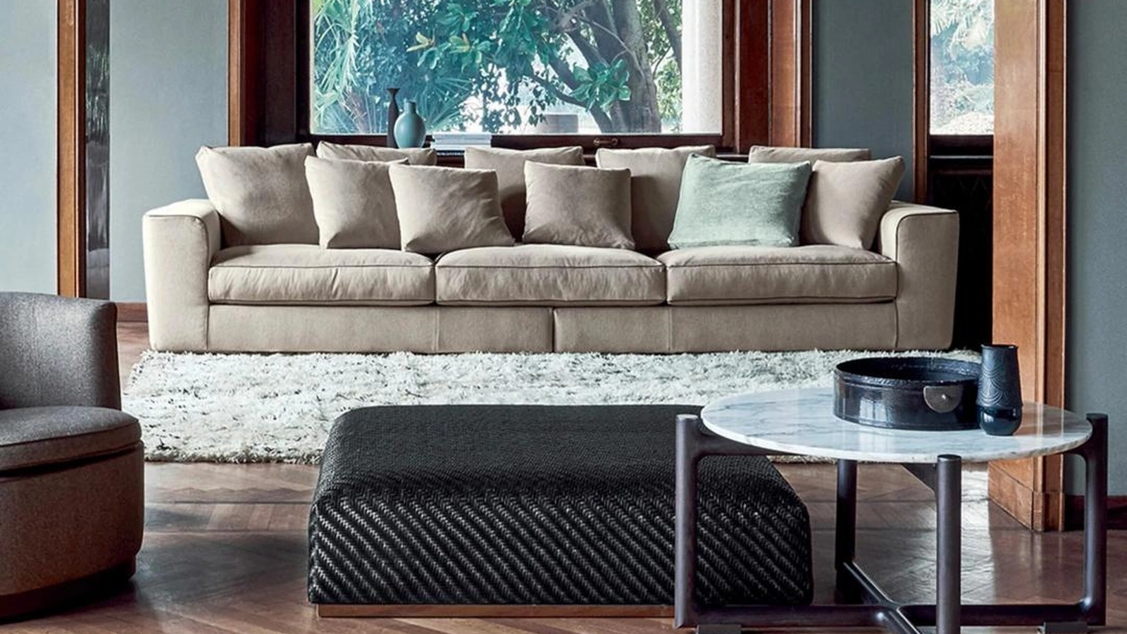 Pouf Carmen in cuoio intrecciato con base in metallo di Flexform