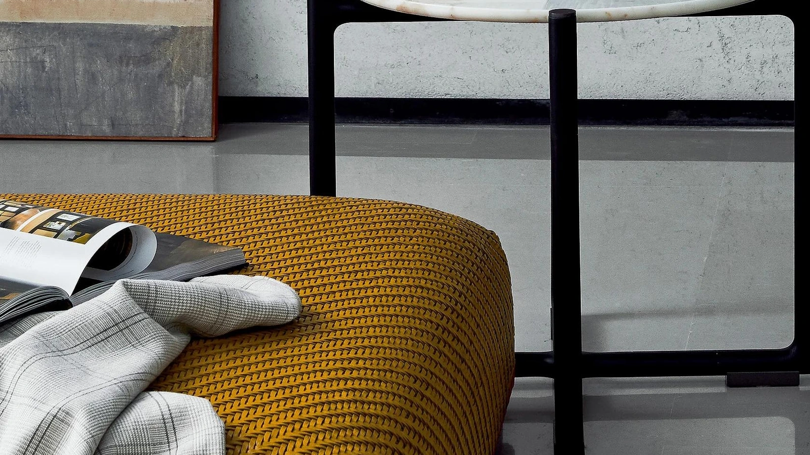Pouf Carmen in cuoio intrecciato con base in metallo di Flexform