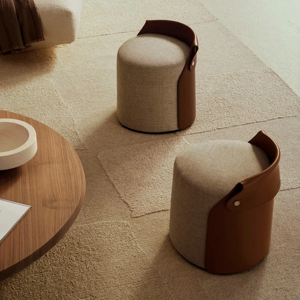 Pouf Ozzy in tessuto imbottito e cuoio di Flexform