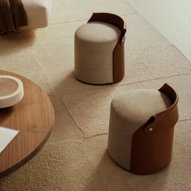 Pouf Ozzy in tessuto imbottito e cuoio di Flexform