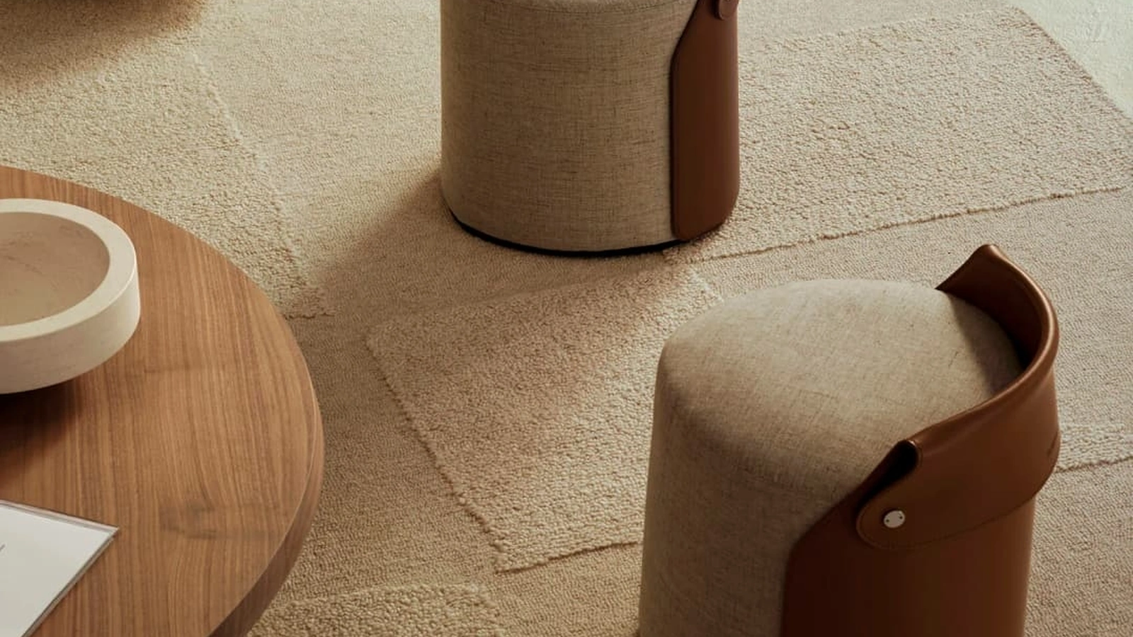Pouf Ozzy in tessuto imbottito e cuoio di Flexform